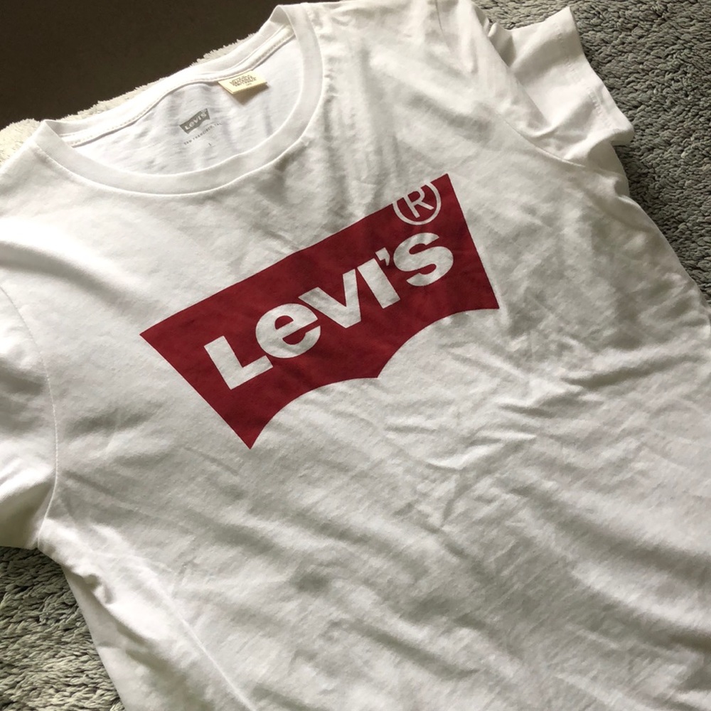 Levi’s logo shirt